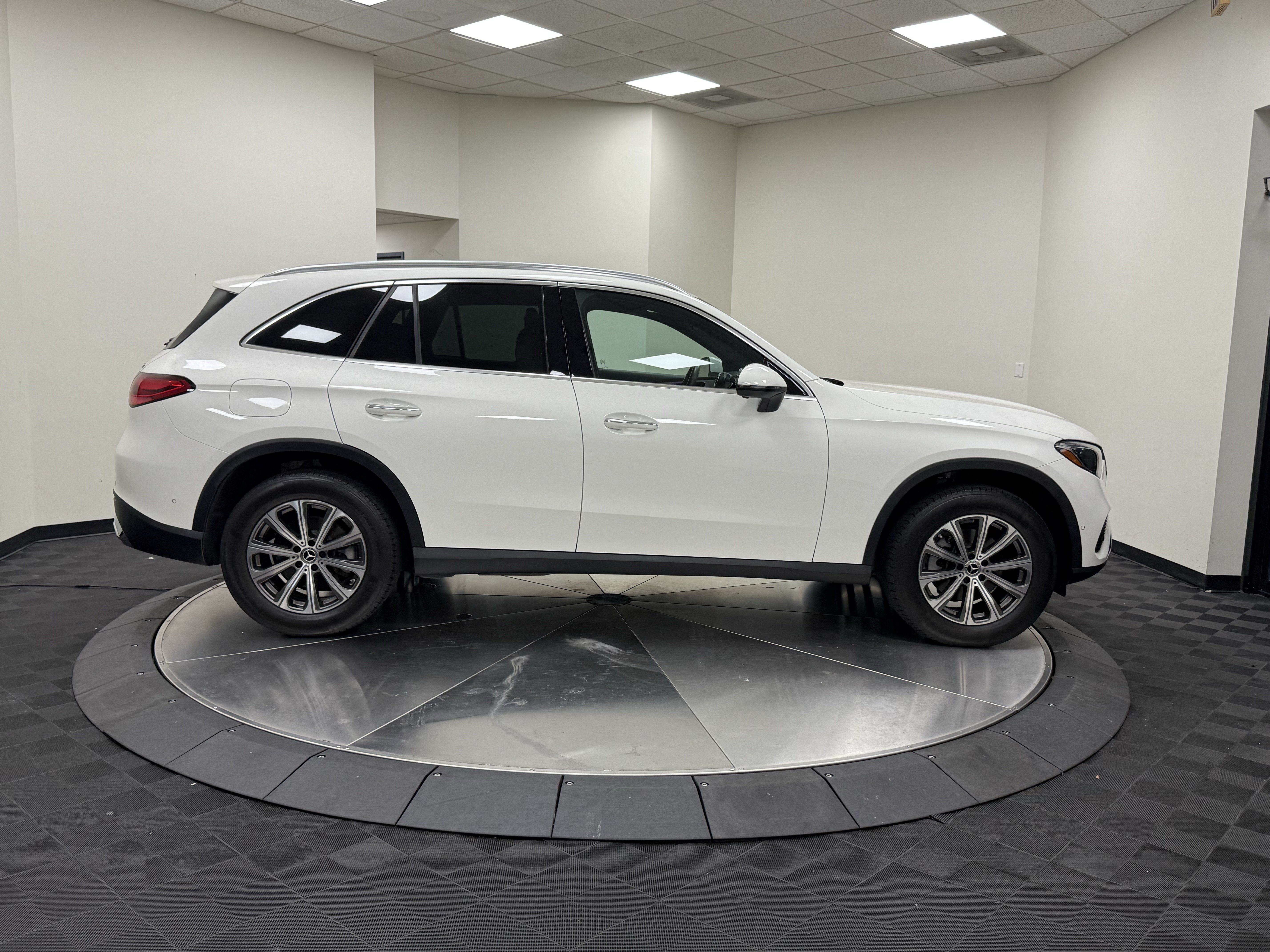 Used 2024 Mercedes-Benz GLC 300 4MATIC image 9