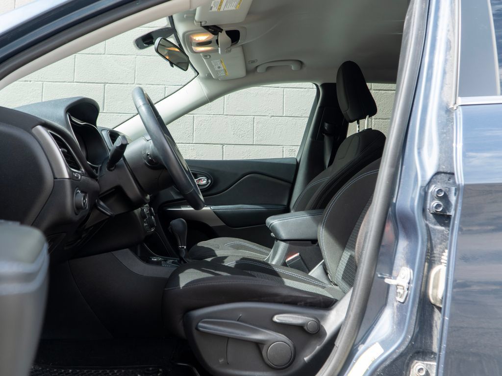 Used 2019 Jeep Cherokee Latitude w/ Cold Weather Group AWD/4WD image 17