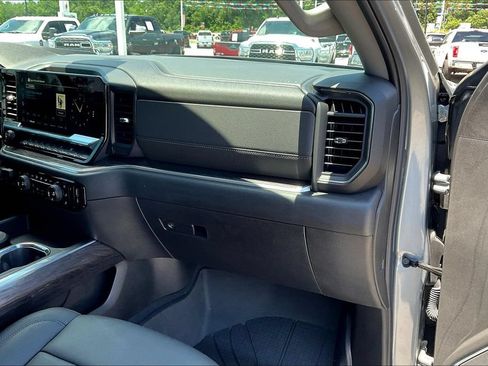 Used 2025 Chevrolet Silverado 1500 LTZ AWD/4WD image 17