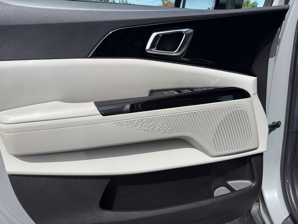 Used 2022 Kia Carnival EX FWD image 19