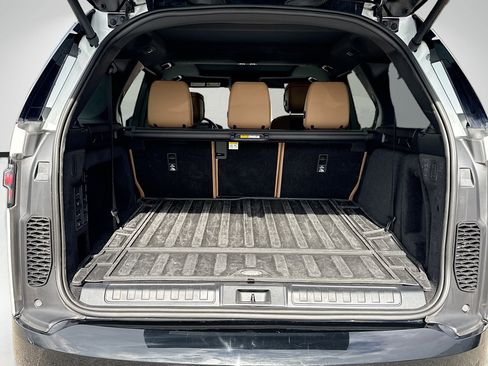 Used 2025 Land Rover Discovery Dynamic SE image 11