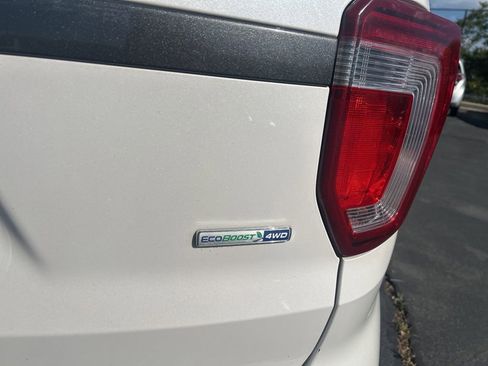 Used 2017 Ford Explorer XLT w/ Equipment Group 202A AWD/4WD image 14