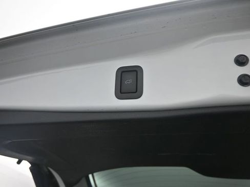 Used 2019 Toyota Highlander SE image 19