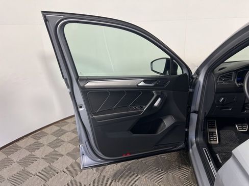Used 2023 Volkswagen Tiguan SE R-Line image 15