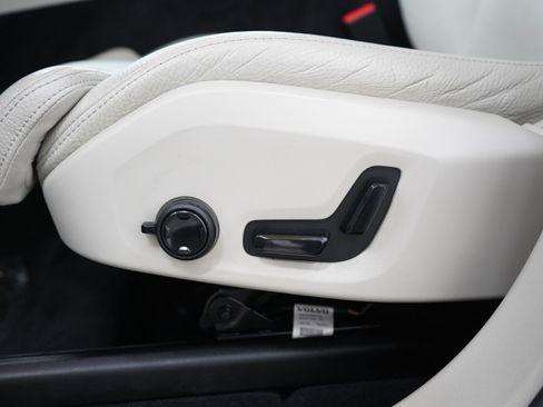 Used 2019 Volvo XC60 T6 Momentum w/ Multimedia Package image 29