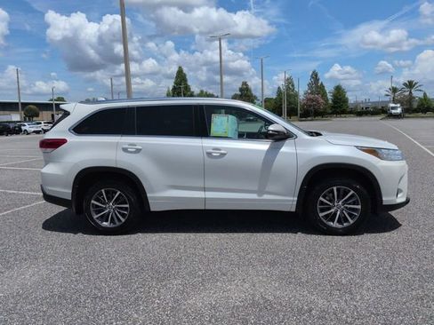 Used 2017 Toyota Highlander XLE AWD/4WD image 3