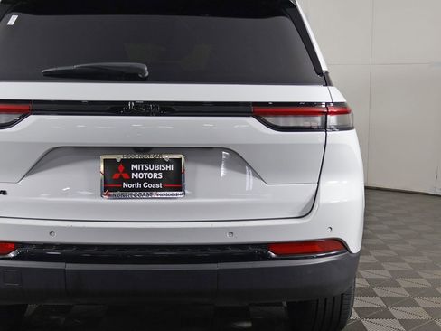 Used 2024 Jeep Grand Cherokee Altitude image 14