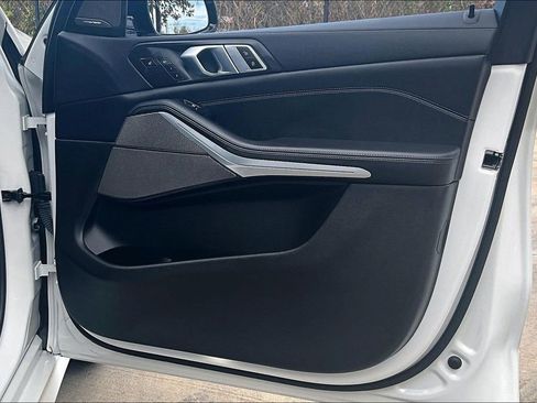 Used 2021 BMW X5 xDrive40i w/ M Sport Package image 24