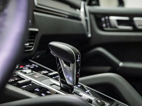 Used 2023 Porsche Cayenne Platinum Edition image 28