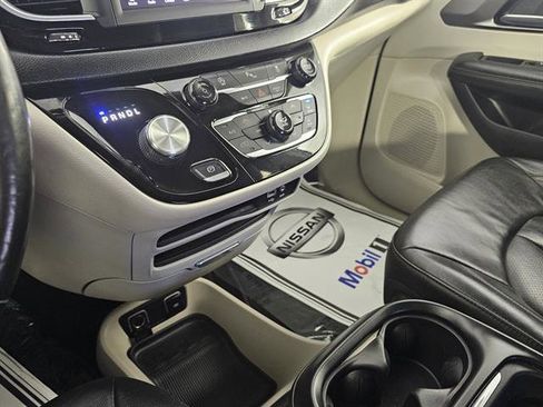 Used 2020 Chrysler Pacifica Touring-L image 41