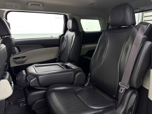 Used 2022 Kia Carnival LX FWD image 31