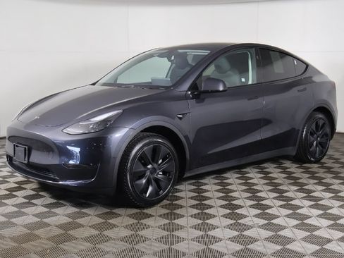 Used 2024 Tesla Model Y Long Range RWD image 18