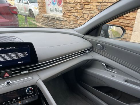 Used 2025 Hyundai Elantra SEL image 36