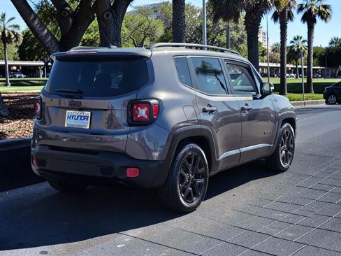Used 2017 Jeep Renegade Altitude FWD image 5