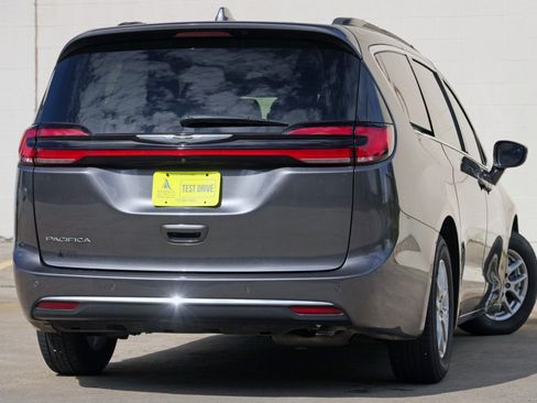 Used 2022 Chrysler Pacifica Touring-L FWD image 4