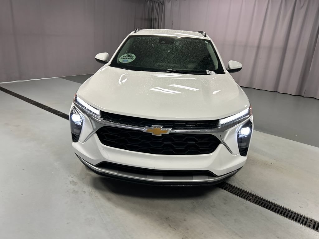 Used 2025 Chevrolet Trax LT FWD image 2