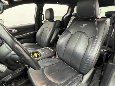 Used 2020 Chrysler Pacifica Touring-L Plus w/ S Appearance Package FWD image 18