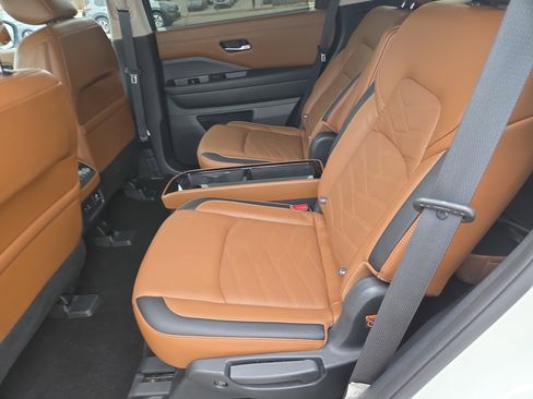 Used 2023 Nissan Pathfinder Platinum image 7