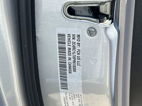 Used 2023 Chrysler Pacifica Touring-L FWD image 31