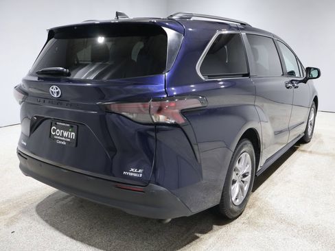 Used 2024 Toyota Sienna XLE image 2