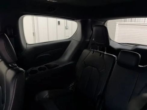 Used 2025 Chrysler Pacifica Select FWD image 12