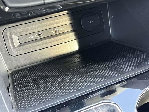 Used 2022 Volkswagen Atlas Cross Sport SE image 32