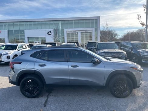 Used 2025 Chevrolet Trax ACTIV w/ Driver Confidence Package image 2