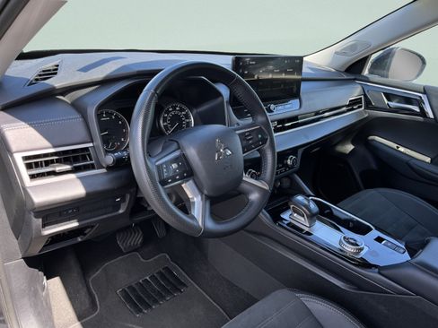 Used 2025 Mitsubishi Outlander SE AWD/4WD image 19