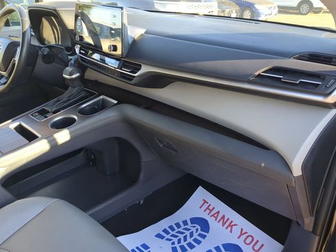Used 2023 Toyota Sienna XLE image 32