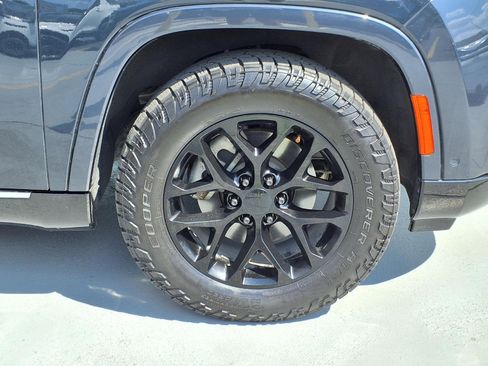 Used 2023 Jeep Grand Wagoneer Series III AWD/4WD image 6