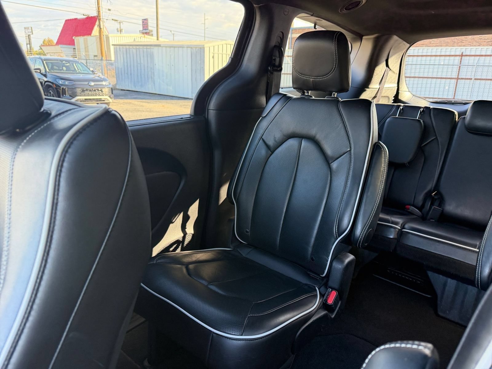 Used 2025 Chrysler Pacifica Limited FWD image 43