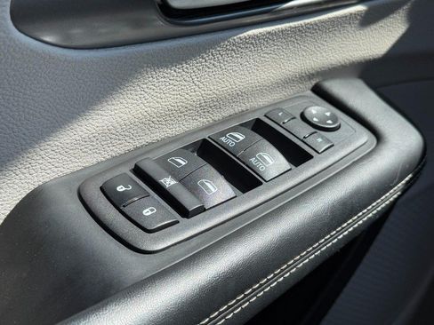 Used 2024 Chrysler Pacifica Touring-L FWD image 24