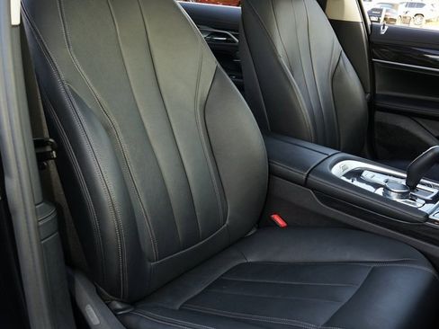 Used 2018 BMW 740i image 4