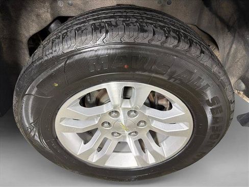 Used 2019 Chevrolet Suburban LT RWD image 18