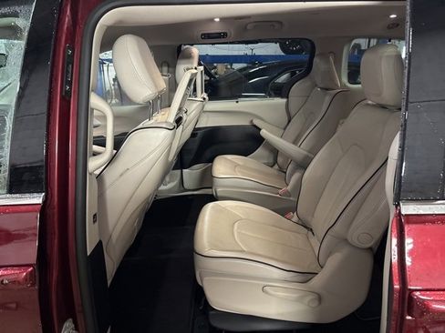 Used 2017 Chrysler Pacifica Platinum image 16