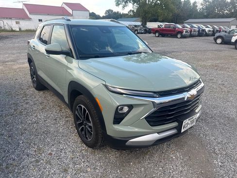 Used 2025 Chevrolet TrailBlazer LT FWD image 2