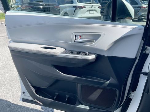 Used 2026 Toyota Sienna XLE FWD image 8