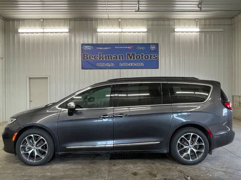 Used 2022 Chrysler Pacifica Limited AWD/4WD image 2