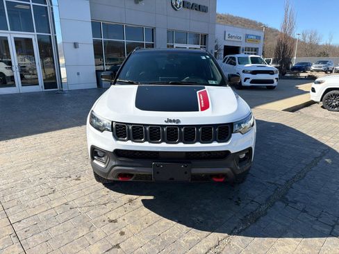 Used 2025 Jeep Compass Trailhawk image 3