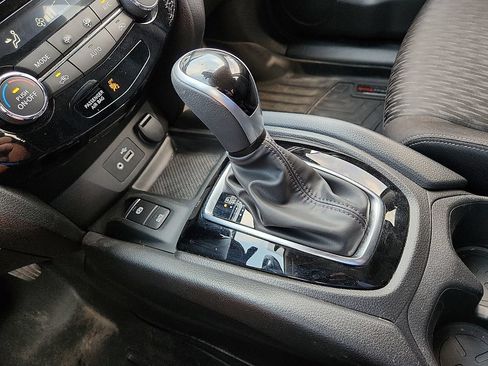Used 2020 Nissan Rogue SV w/ Premium Package FWD image 12