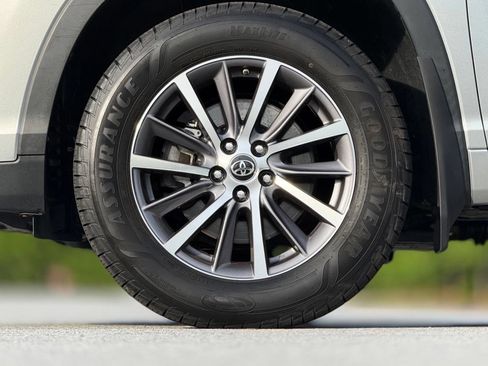 Used 2018 Toyota Highlander XLE AWD/4WD image 18