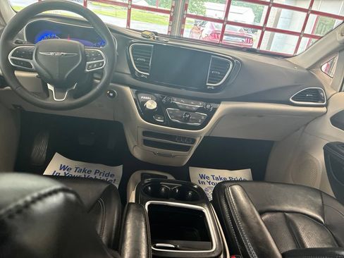 Certified 2024 Chrysler Pacifica Touring-L FWD image 22