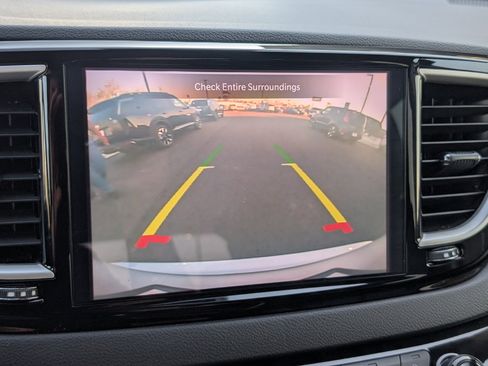 Used 2024 Chrysler Pacifica Touring-L FWD image 18
