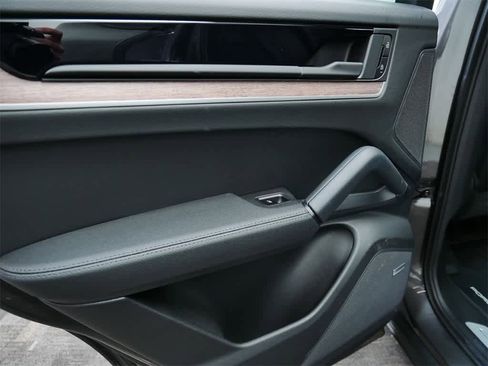 Used 2025 Porsche Cayenne image 14