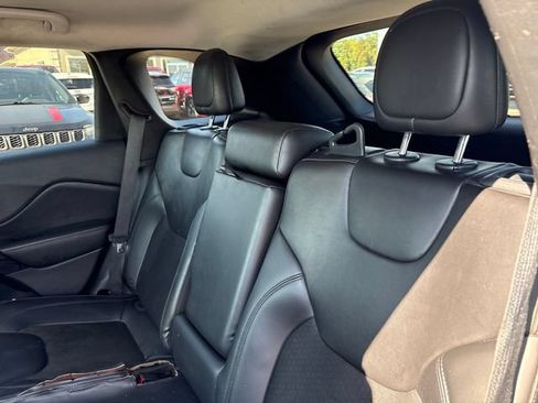 Used 2019 Jeep Cherokee Latitude Plus AWD/4WD image 21