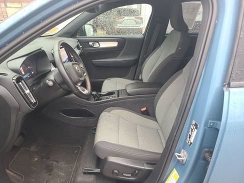 Used 2024 Volvo XC40 B5 Core image 16