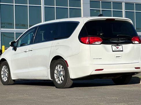 Used 2023 Chrysler Voyager LX FWD image 9