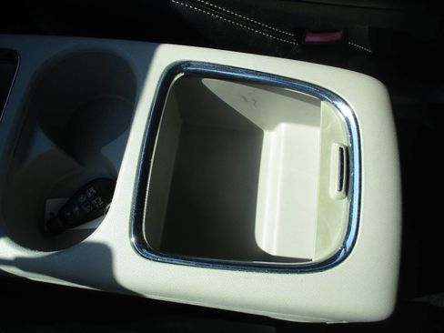 Used 2018 Dodge Grand Caravan SXT image 28