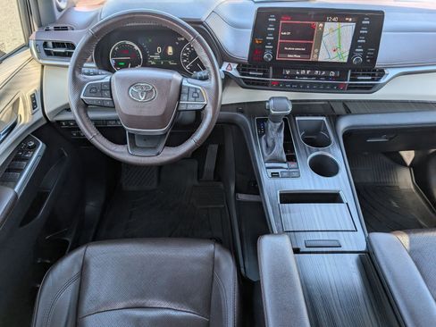 Used 2022 Toyota Sienna Platinum image 6
