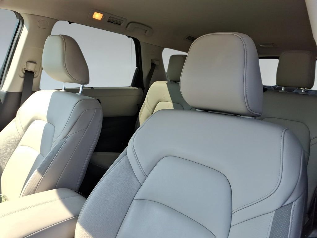 Used 2025 Nissan Pathfinder SL FWD image 17